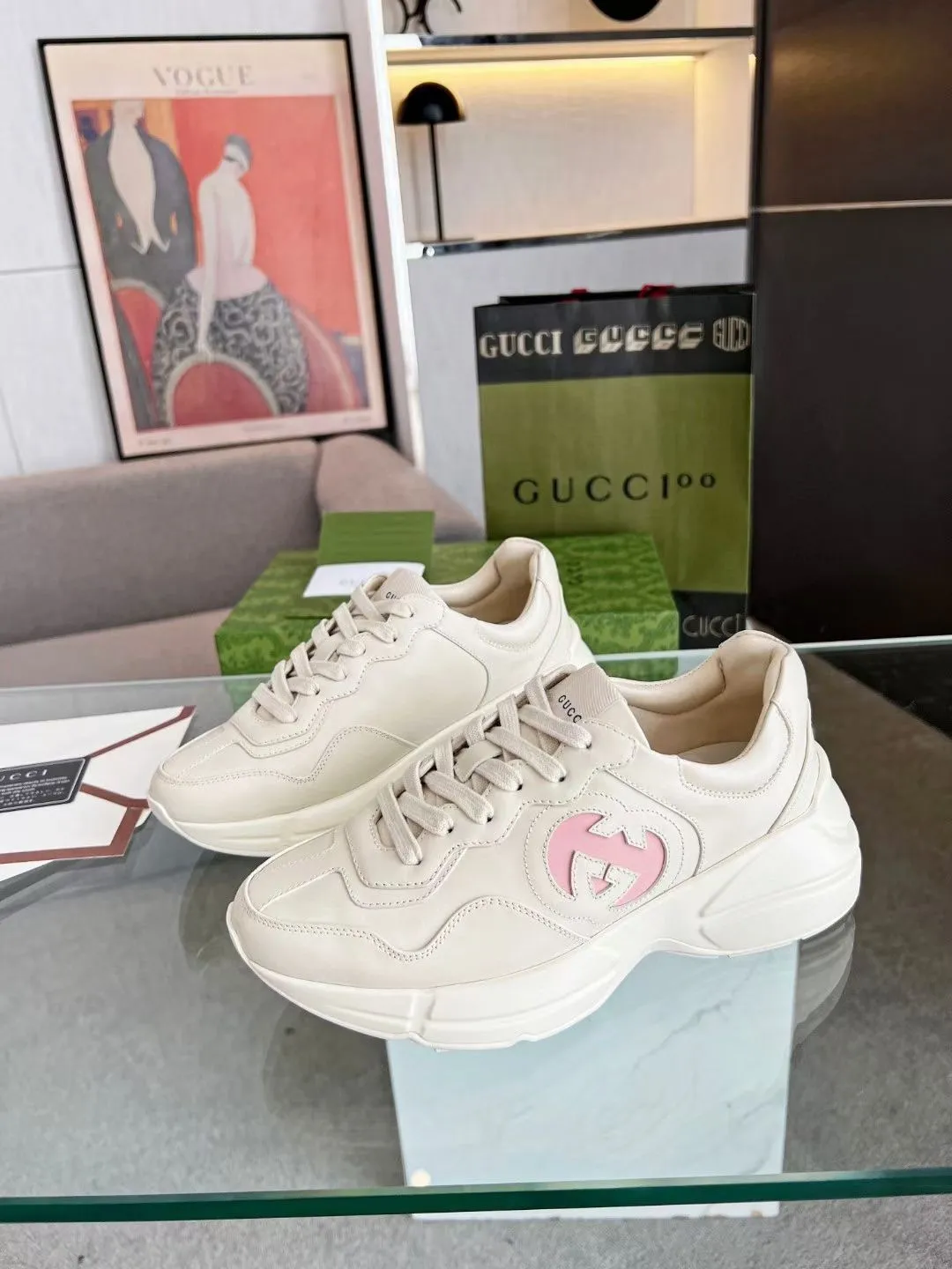 👟👟Ex-factory price 480👟👟 Gucci dad shoes for couples, distressed leather horn-shaped retro jogging shoes. The Balenciaga grandpa trend has subsided, ushering in GUCCI dad shoes, the trend leader in the fashion industry. The original shoes are molded and the original last is made by the Italian handmade foundry! [Gucci original dad shoes] Original surface: imported calfskin! Lining: Grade A hybrid lambskin! Outsole: The highest restoration sole T👟👟Ex-factory price U material plus wear-resistant foam (anti-wear cushioning) ivory leather processed with distressed effect The sole is 5cm high! The comfort level is excellent, killing all high-end versions on the market! Original logo outsole! 👣Size: Women’s size 35-40. Men's size 38-45. Women's heel with 🈚️logo! Men's heel with 🈶️logo!